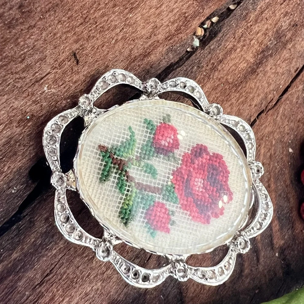 Vintage Rose Pendant Brooch Necklace Petit Point Needlepoint Red SilverTone - Picture 5 of 6